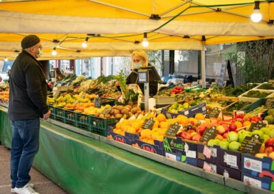 vente de fruits et légumes au marché à Sarralbe
